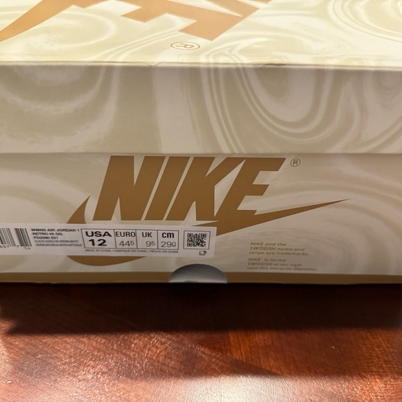 Nike- WMNS AIR JORDAN 1 retro hi og Latte Sz 12 - Picture 2 of 7